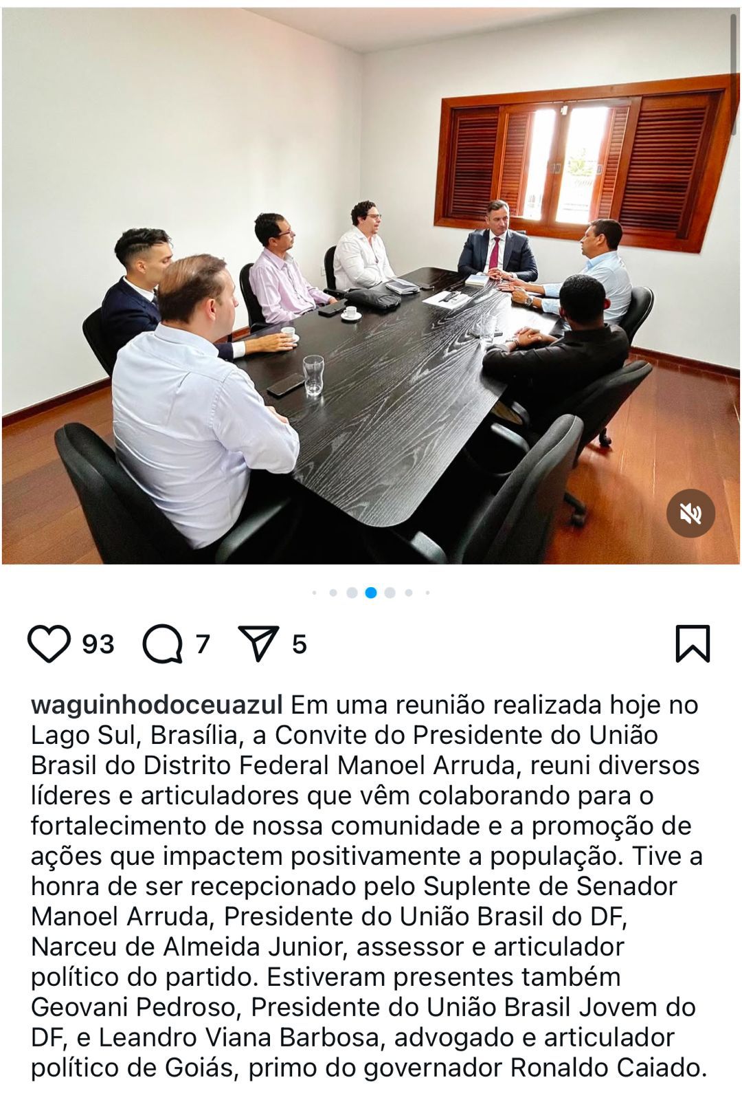 Leandro Barbosa, também chamado de Luís Antônio por alguns, é o careca de costas sentado na cabeceira da mesa